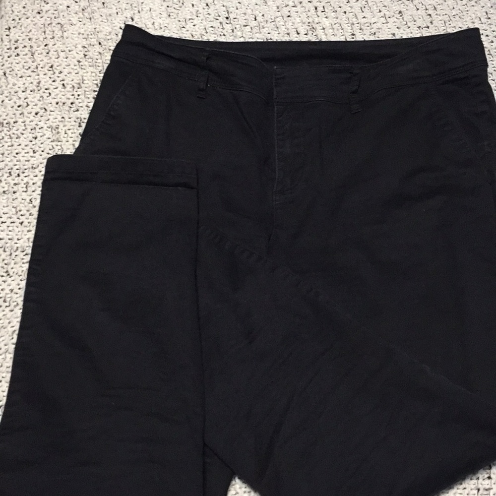 Women’s black khaki pants, 8P, good condition.